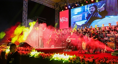 Ferdi Tayfur'un şarkıları konserini açık havada binlerce kişi izledi