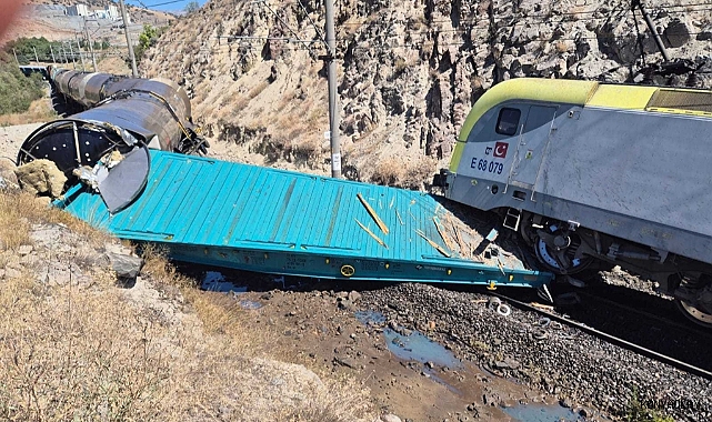 İki yük treni çarpıştı:1 yaralı