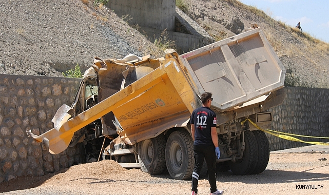 Malatya'da istinat duvarına çarpan kamyonun şoförü öldü