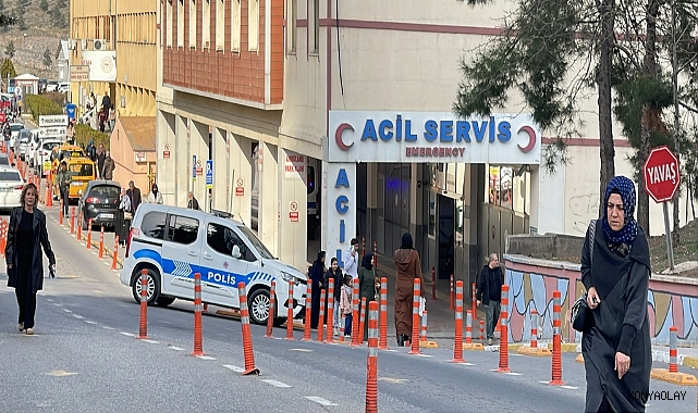 Yolcu otobüsüne çarpan otomobilin sürücüsü öldü, eşi ve kızı ağır yaralı