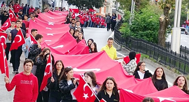 1919 metrelik Türk bayrağı eşliğinde ‘Cumhuriyet Yürüyüşü' 