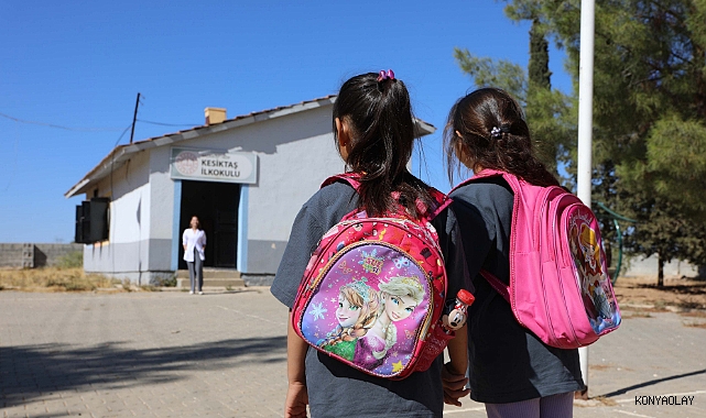 2 öğrencisine eğitim veriyor