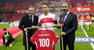 A Milli Takım'da 100. maçına çıkan Hakan Çalhanoğlu'na plaket