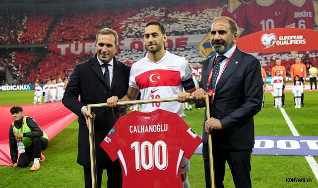 A Milli Takım'da 100. maçına çıkan Hakan Çalhanoğlu'na plaket