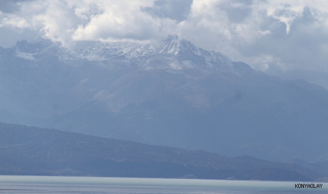 Anamas beyaz gelinliğini giydi