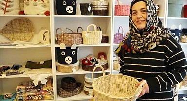 Atık kağıtlardan üretilen sepetler büyük ilgi görüyor   