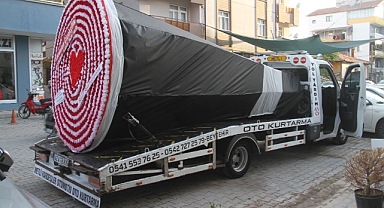 Çekici araba değil devasa çiçek taşıdı