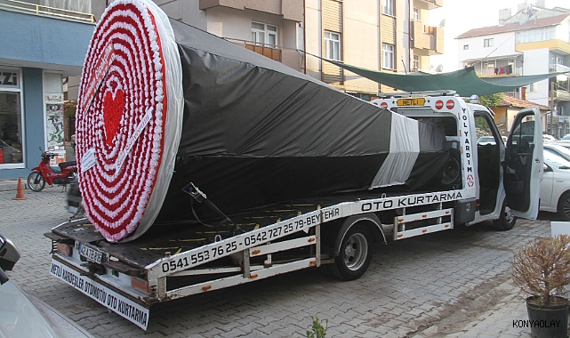 Çekici araba değil devasa çiçek taşıdı