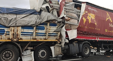 Ereğli'de 2 tır ve 1 minibüsün karıştığı kazada 1 ölü, 3 yaralı