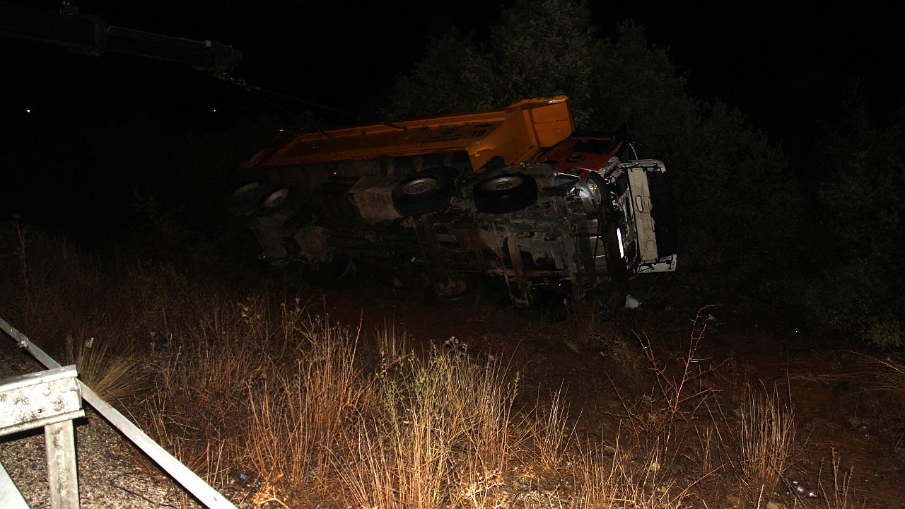 Kamyon bariyerlere çarpıp şarampole devrildi: 2 ölü, 1 yaralı.