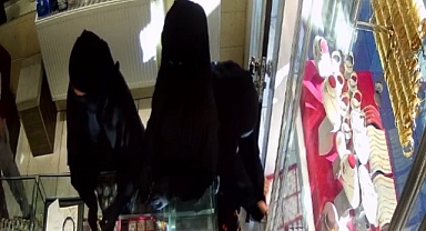 Konyada çarşaflı 3 kadın altınları çaldı