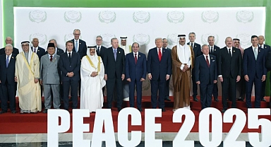 Mısır’daki Barış Zirvesi’ne katılan liderlerden aile fotoğrafı