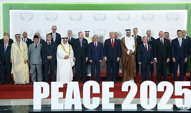 Mısır’daki Barış Zirvesi’ne katılan liderlerden aile fotoğrafı