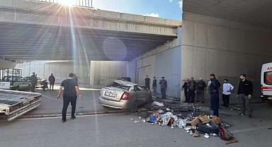 Otomobil bariyerlerden aşağıya uçtu 2 kişi yaralandı