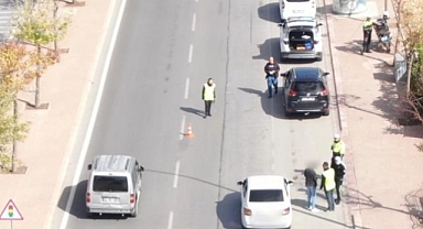  Polisi görünce sürücü değişti, ancak drona yakalandılar