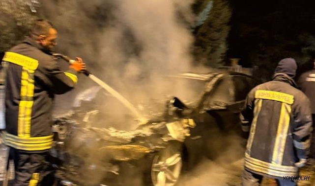 Seyir halindeki otomobil alev aldı