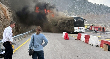 Seyir halindeki yolcu otobüsü yandı
