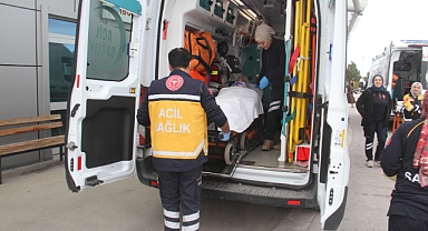 Ahırda dananın teptiği besici hastanelik oldu 