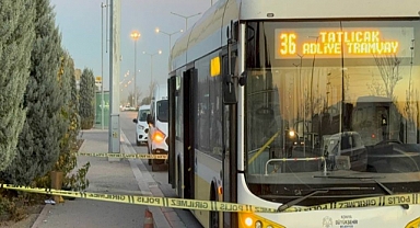 Belediye otobüsünde, eşinin gözü önünde bıçaklandı