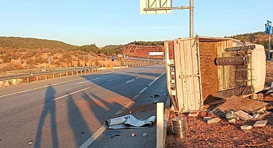 Kamyonun çarptığı kamyonet devrildi: 1 ölü, 1 yaralı