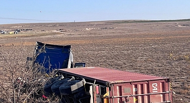Karapınar’da çekici devrildi: 1 yaralı