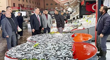 MHP Konya'da çarşı pazar esnaf geziyor