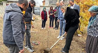 Sağlık hizmetinden yararlanan yaşlı hastalar adına fidan dikildi