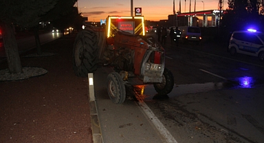 Traktör ile otomobil çarpıştı: 2 yaralı