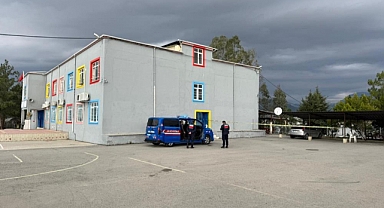 12 yaşındaki öğrenci okul müdürünü vurdu: O anlar kamerada 