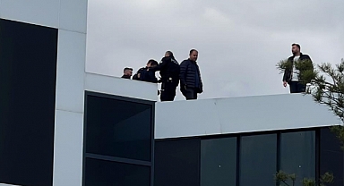 Alacağı için çatıya çıkan kişi, yarı çıplak halde 3 saat boyunca ikna edilmeye çalışıldı