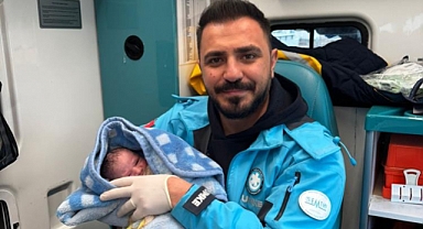 Ambulansta doğum yapan anne bebeğine sağlık personelinin adını verdi