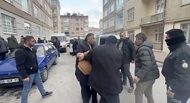 Aranan şahıs yakalanacağını anlayınca arkadaşlarıyla polise direndi