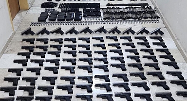 Bagajdan silah deposu gibi 90 adet ruhsatsız tabancı çıktı 