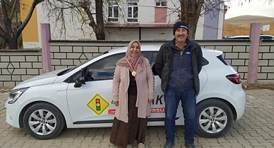 Çocukluk hayali olan ehliyete 60 yaşında kavuştu 