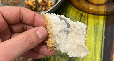 Ekmeğin içinden çıkanı görünce şok oldu