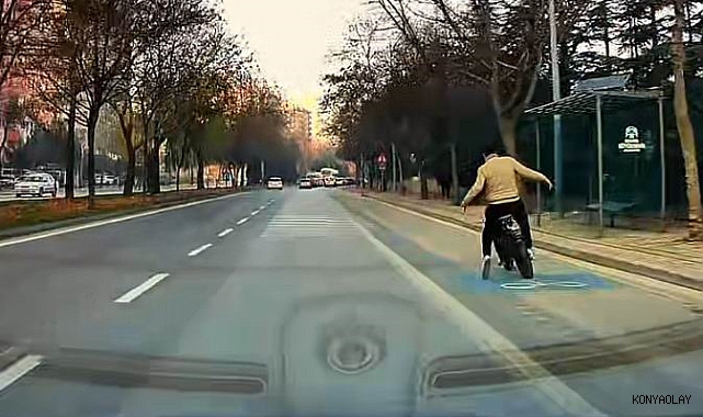 Eli cebinde bisikletle giderken araba altında kalmaktan son anda kurtuldu