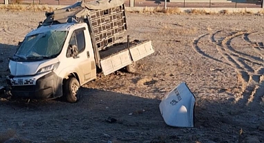 Karapınar'da şarampole devrilen kamyonet sürücüsü yaralandı 