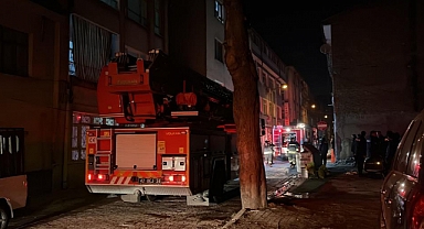 Konya'da 3 katlı binanın çatısında yangın paniği 