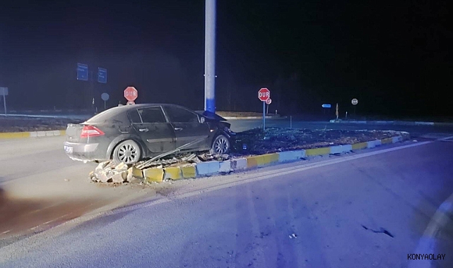 Konya’da otomobil refüje çıktı: 3 yaralı