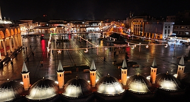 Konya'nın ŞEB-İ ARUS haftasına özel aydınlatmaları şehri renklendirdi