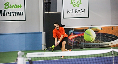 Meram'da aileler kortta buluşuyor