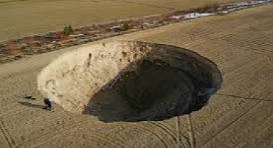 Obruk oluşumu park halindeki aracı yuttu 