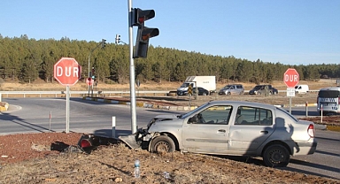 Otomobil trafik ışığı direğine çarptı: 2 yaralı 
