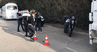 Park halindeki aracının yanında beklerken işçi servisi çarptı 