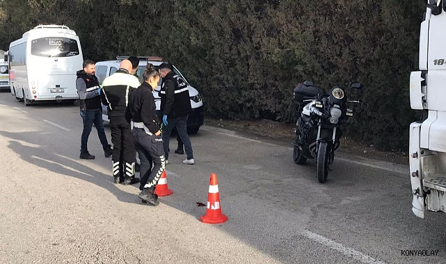 Park halindeki aracının yanında beklerken işçi servisi çarptı