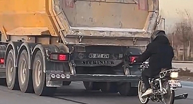 Seyir hâlindeki tırın peşinde: Motosikletli ölümle yarıştı!