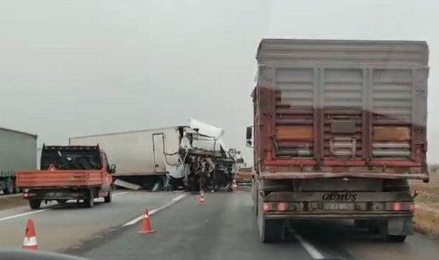 Tır yol kenarındaki tırın dorsesine çarptı: 1 yaralı