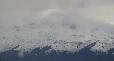Yağışlar Anamas’ın zirvesini beyazlattı 