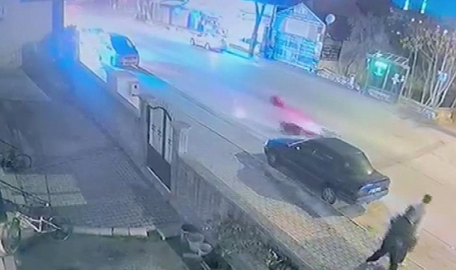 Yolun karşısına geçmek isteyen çocuğa motosiklet çarptı 