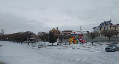 Yunak’ta mevsimin ilk karı yağdı 